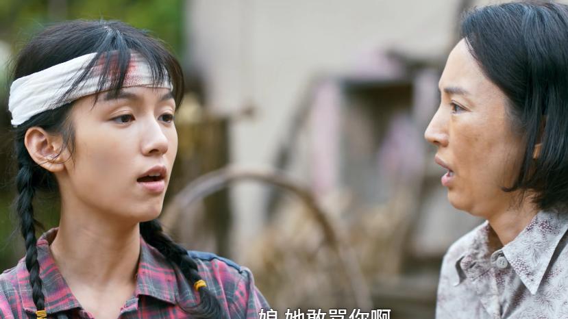 同样演受气包母亲，将46岁董璇跟55岁闫妮放一起看，差别一目了然