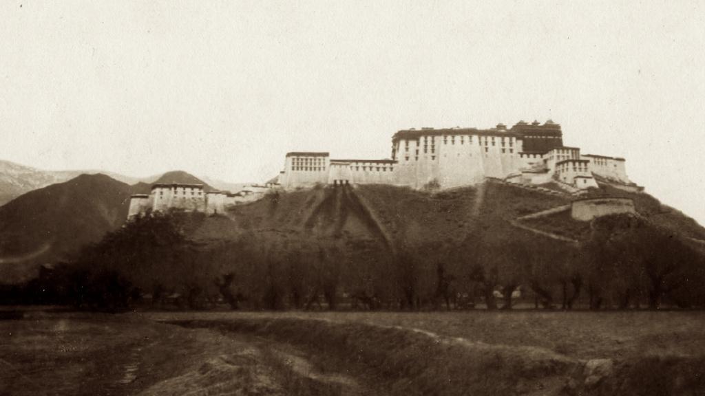百年前外国人实拍拉萨布达拉宫，看清 1900 年这座宫殿真实模样
