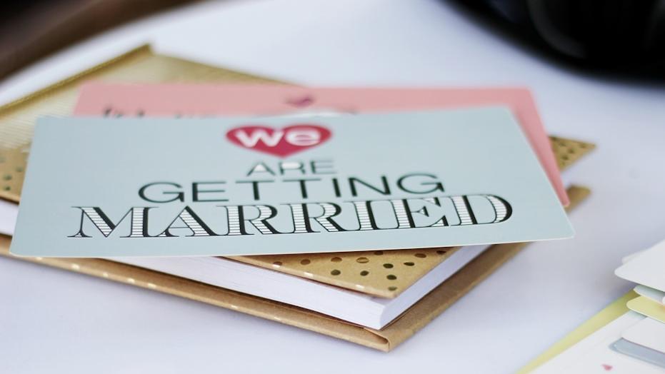 再婚现场递银行卡说"分开算"：是防备还是另一种诚意？