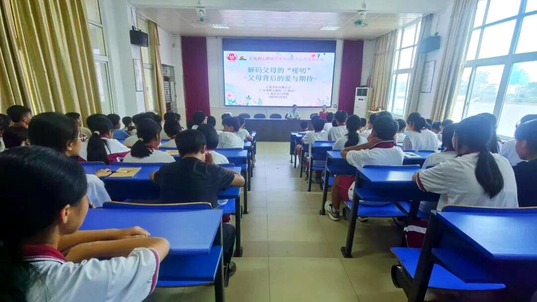 孩子读初中，父母与其拼命卷成绩，不如在这4个方面全力托举娃！