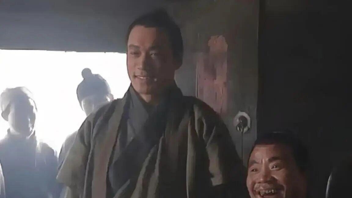 武松天不怕地不怕，为什么唯独对卖炊饼的哥哥服服帖帖？