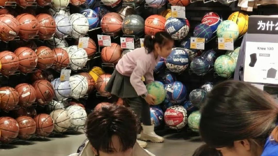 余承恩“冷脸宠娃”出圈：舅舅赛道杀出黑马，反差萌直击网友心巴