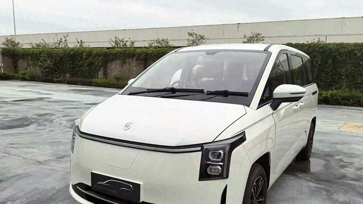 东风新款MPV实车，外观方正硬朗，侧滑门，2+2+2座椅，续航430km