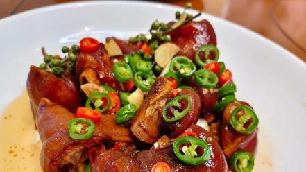 老卤慢煨药香入肉，地道黔味状元蹄誉满四方