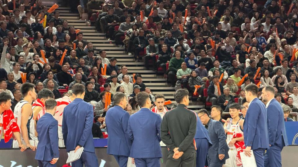 CBA最新排名：广东前三位置不稳，上海10连胜领跑，新疆又掉队