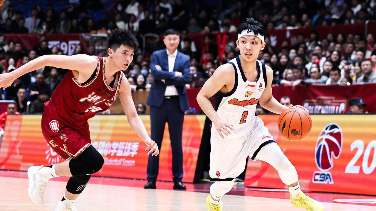 CBA：周一晚，央视直播2场！上海广厦争榜首，青岛再遇深圳，广东欲再擒浙江