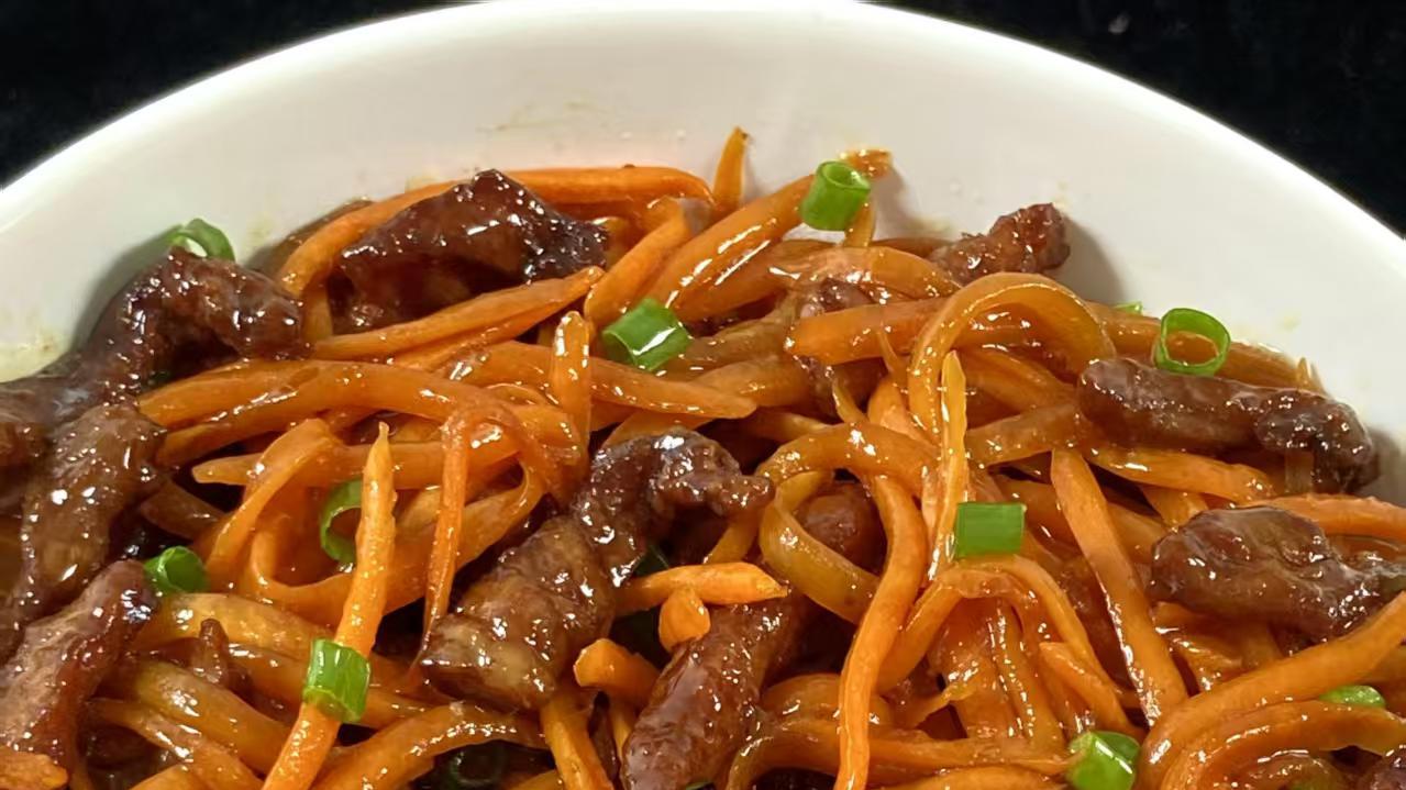 胡萝卜炒里脊肉：嫩滑清甜，一盘上桌秒光盘，专治挑食娃，连汤汁都要拌饭吃掉