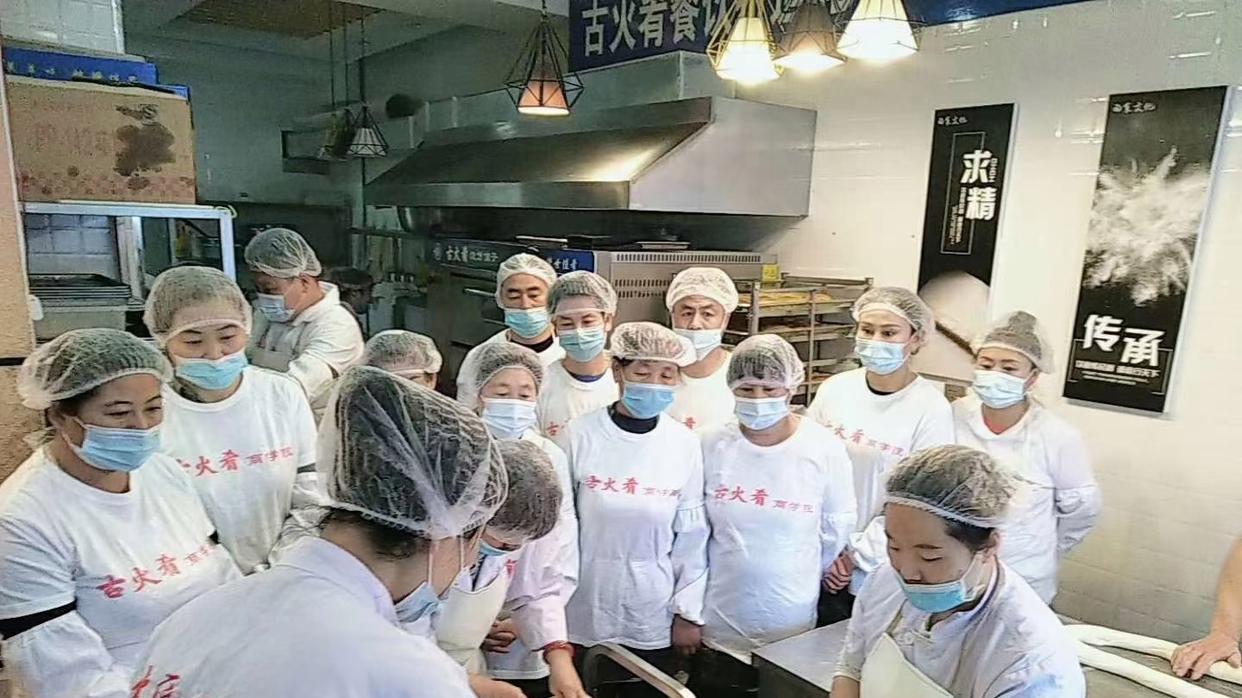 童年味、乡愁味：蜜汁鸡腿烧饼里的时光滋味