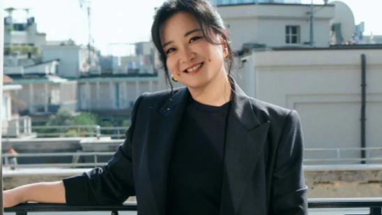 不上春晚，不上综艺，还解散公司，43岁贾玲到底在怕什么，又在赌什么？