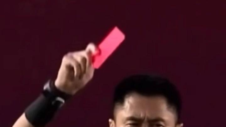 足球冷知识：裁判手里的红黄牌，居然来自交通信号灯？