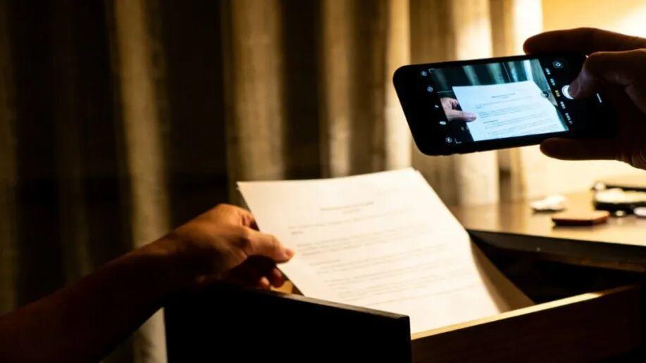 干部违规携密归家被亲属窃拍外传，双双受惩警钟长鸣