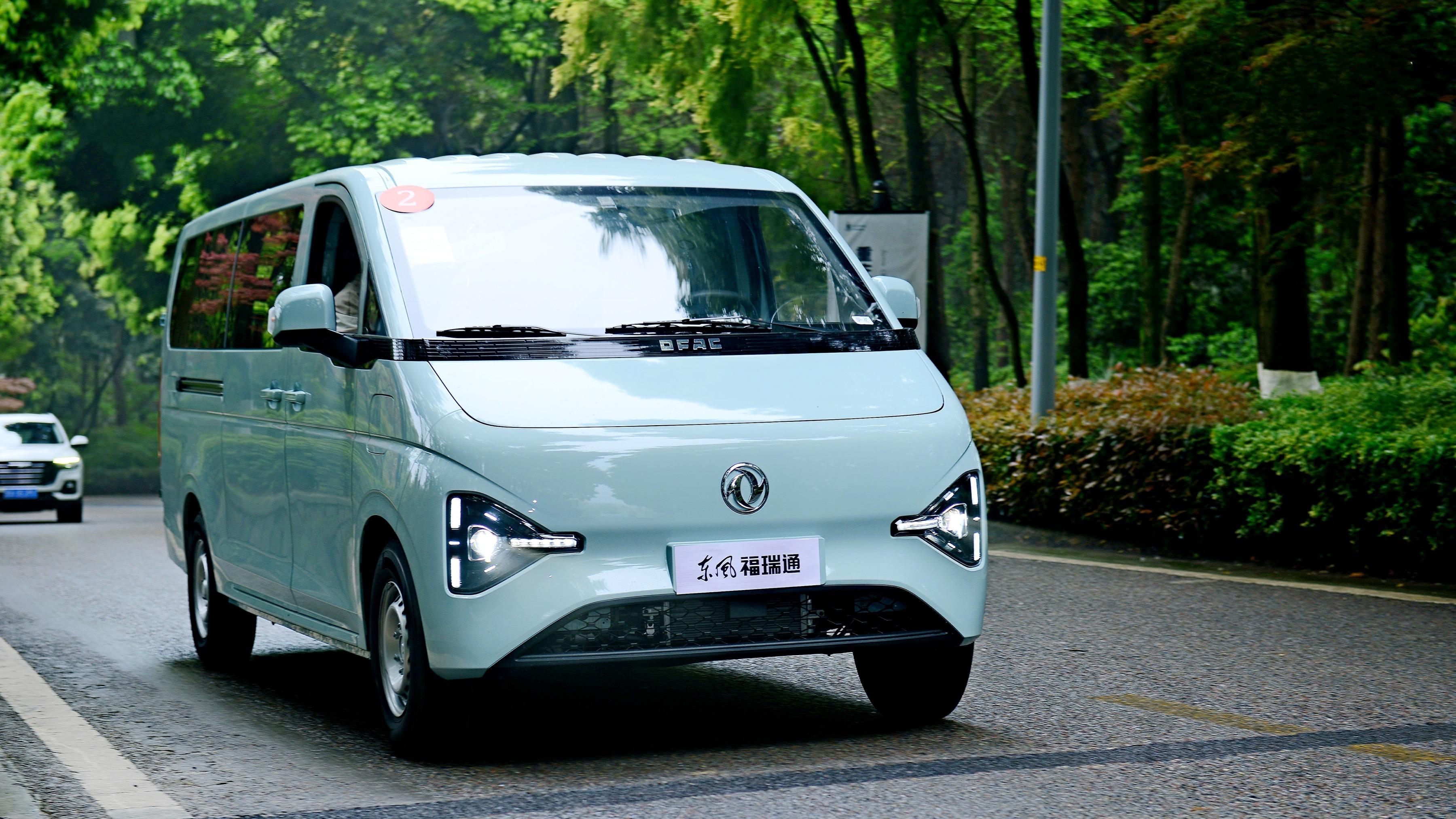 VAN车大战：一个拼“背景”，一个拼“算盘”