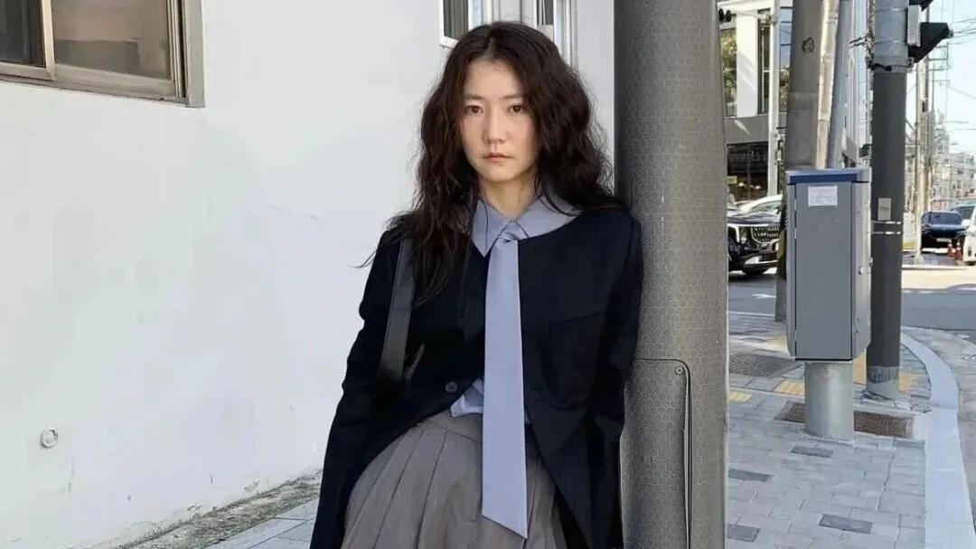 矮个子开春就死磕“彩色松弛感”穿搭，4个显高公式，时髦炸了，梨形身材也百搭！