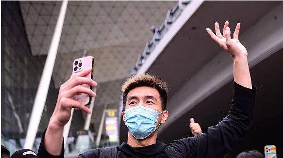 郭艾伦CBA生涯赚了多少钱？答案令人意外，对比孙悦和李根太扎心