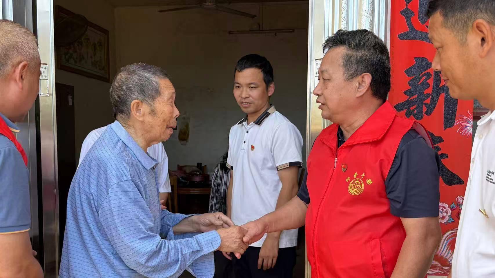 于都县中医药研究学会党支部七一建党节慰问老党员主题党日活动