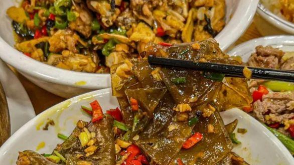 锅气十足！这盘酸菜炒粉皮，越家常越上头