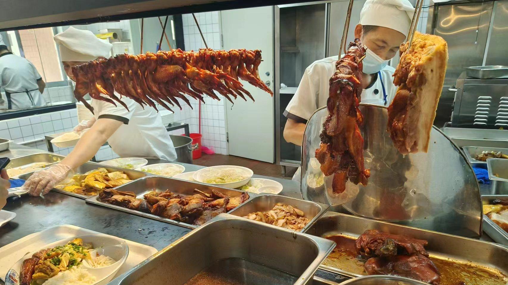 工厂食堂一天伙食费要多少？算清饭卡账，打工攒钱更有数
