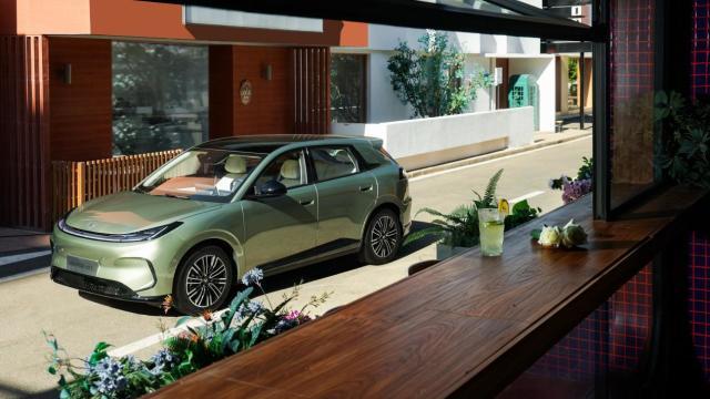 极狐贝塔T1实车曝光 除了贯穿大灯、还藏着哪些变化？