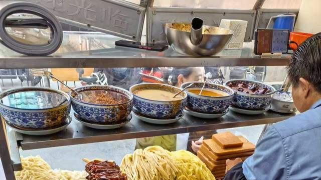 甘肃兰州，油泼辣子面皮好好吃！