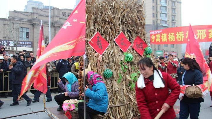 东明老物件、定陶戏曲、猜灯谜......菏泽元宵节民俗活动出圈，传统与创意兼具引关注