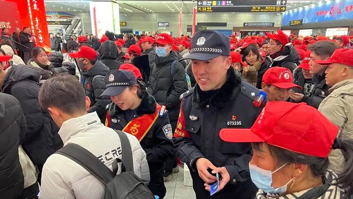 青岛铁警护航务工专列第六年：“山海”奔赴 铁警守护