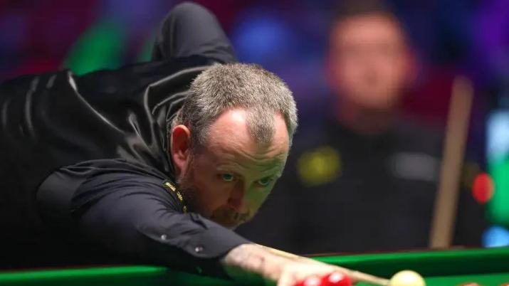 13日凌晨斯诺克大师赛八强出其三，大满贯2-6出局，丁俊晖不容易