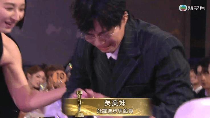 TVB男星获奖表情包大热，泪水与咬牙切齿，网友称最真情获奖者