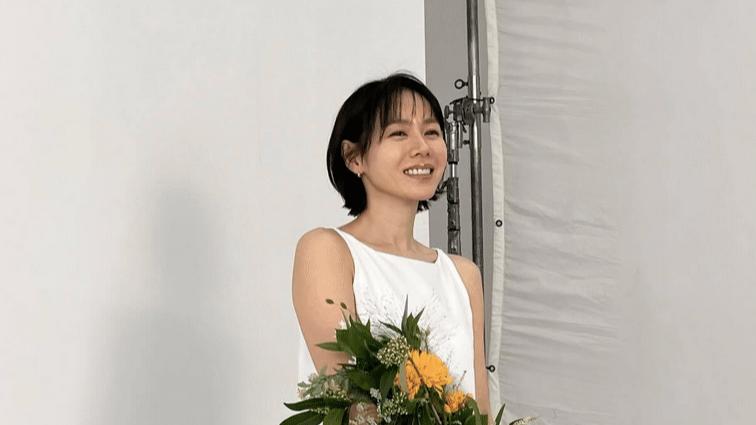 孙艺珍INS晒新照：短发白衣笑容甜美