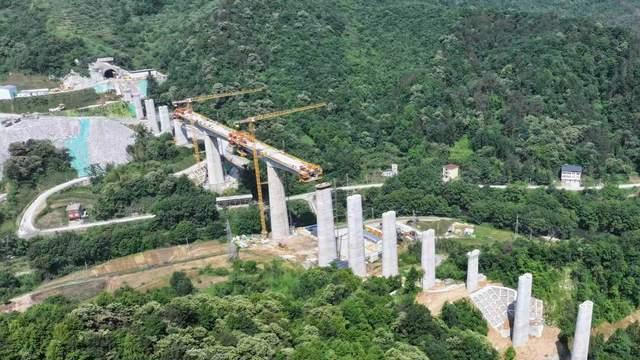 合武高铁（安徽段）梓树湾白沙河特大桥100米连续梁中跨合龙
