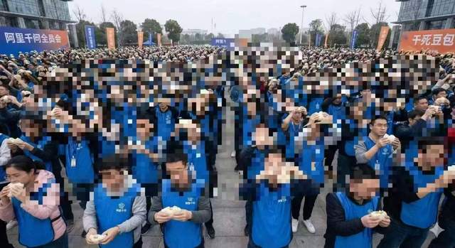 豆包VS千问：AI一战再战，又回到巨头的游戏