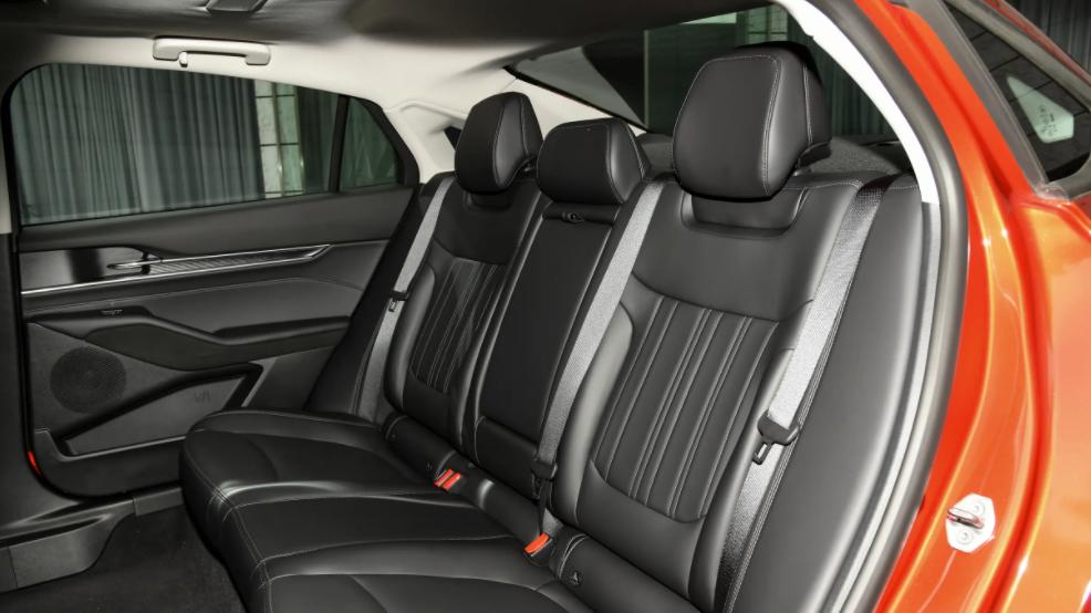 配高通骁龙8155芯片，乘坐舒适性出众，26款福特蒙迪欧适合家用