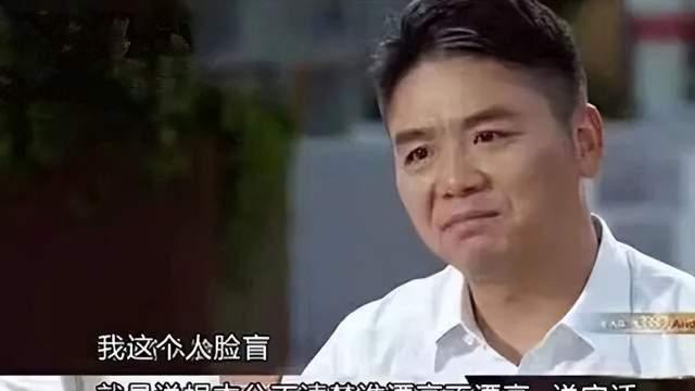 刘强东夫妇巴黎街头被偶遇，东哥在身后像保镖，无保姆跟随接地气