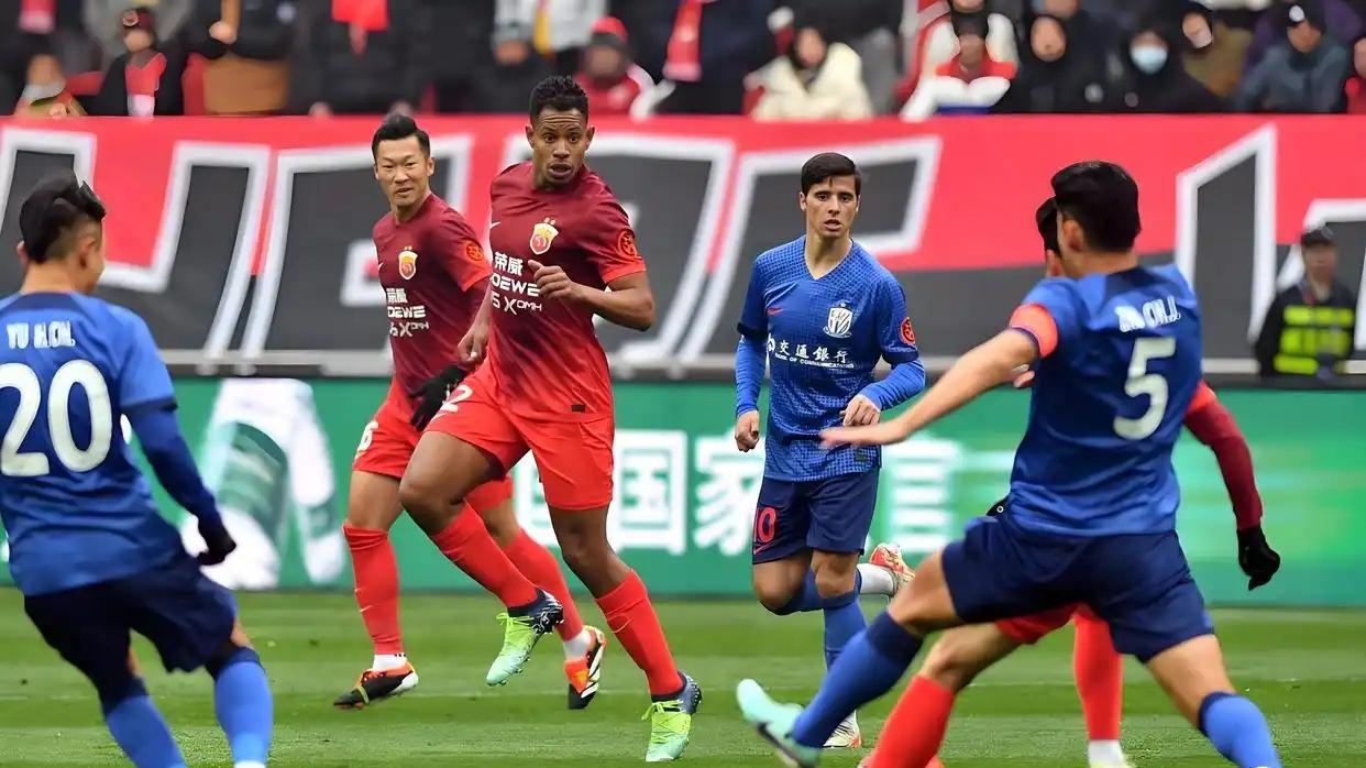 海港锋线告急！核心中锋莱昂纳多伤情不明，新赛季争冠蒙阴影