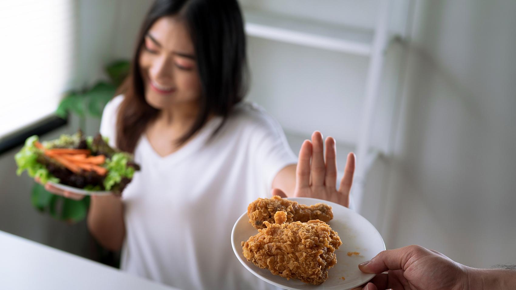 饭后胀气、晨起口苦？别一味养胃，慢性胆囊炎才是幕后元凶