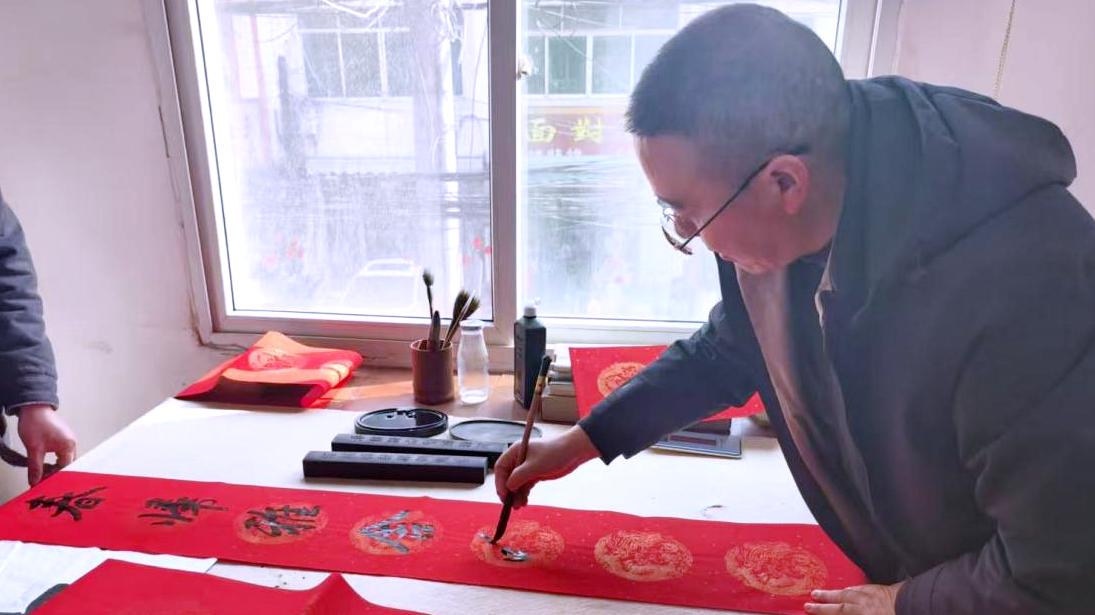新春走基层·剑阁 | 别样年礼！柳沟镇党委书记为干部手写“励志春联”