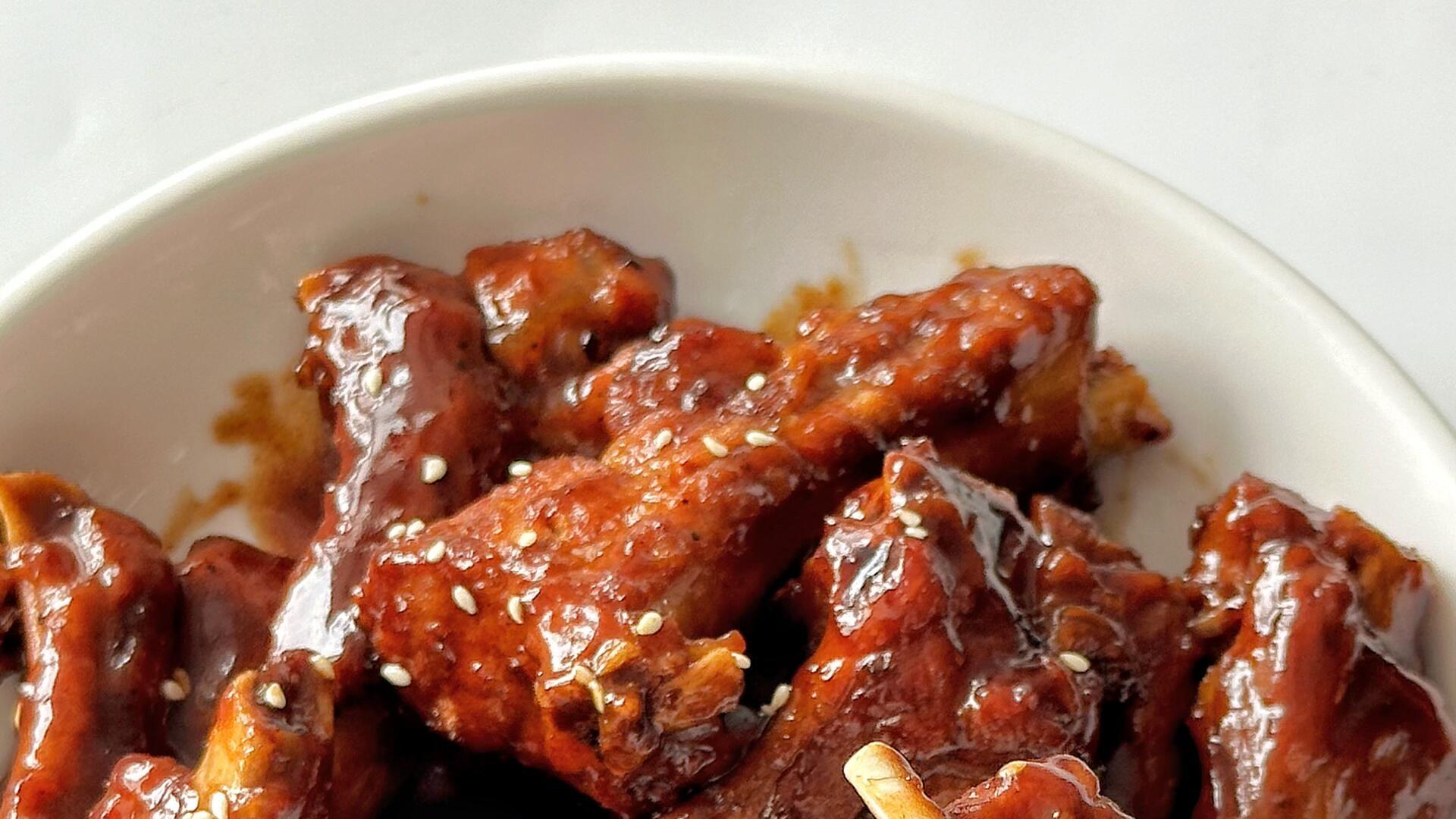 蜜汁烤排骨：排骨界的甜蜜担当！