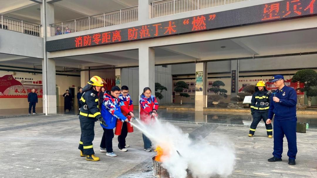荆门掇刀消防进入校园上“冬季消防安全实践课”