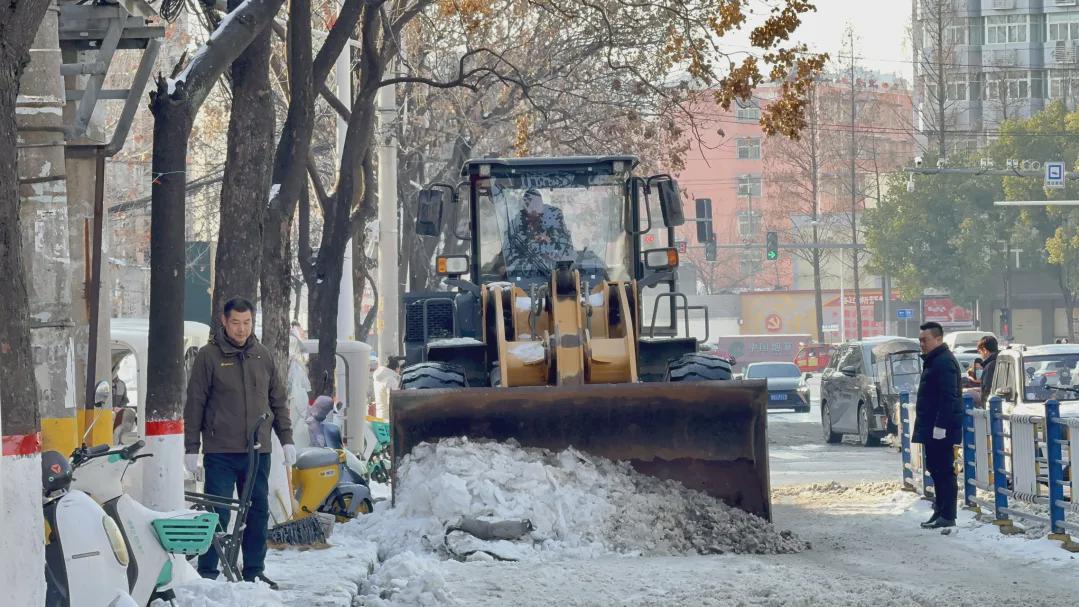 闻雪而动 向雪而行 信阳市羊山新区党群同心守护新区平安路