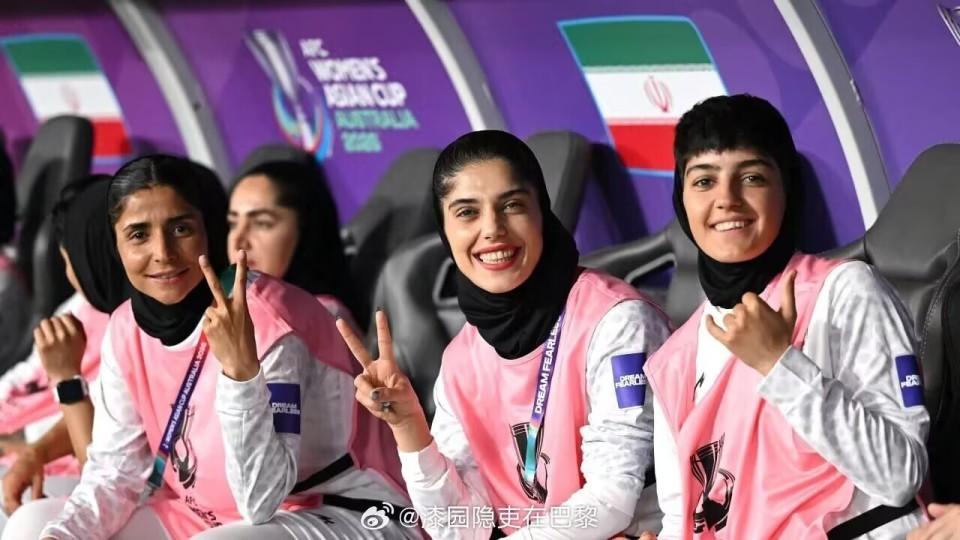 亚洲杯风波：伊朗女足与抗议者发生冲突，出现骚乱，有球员被拽，有球员大哭！