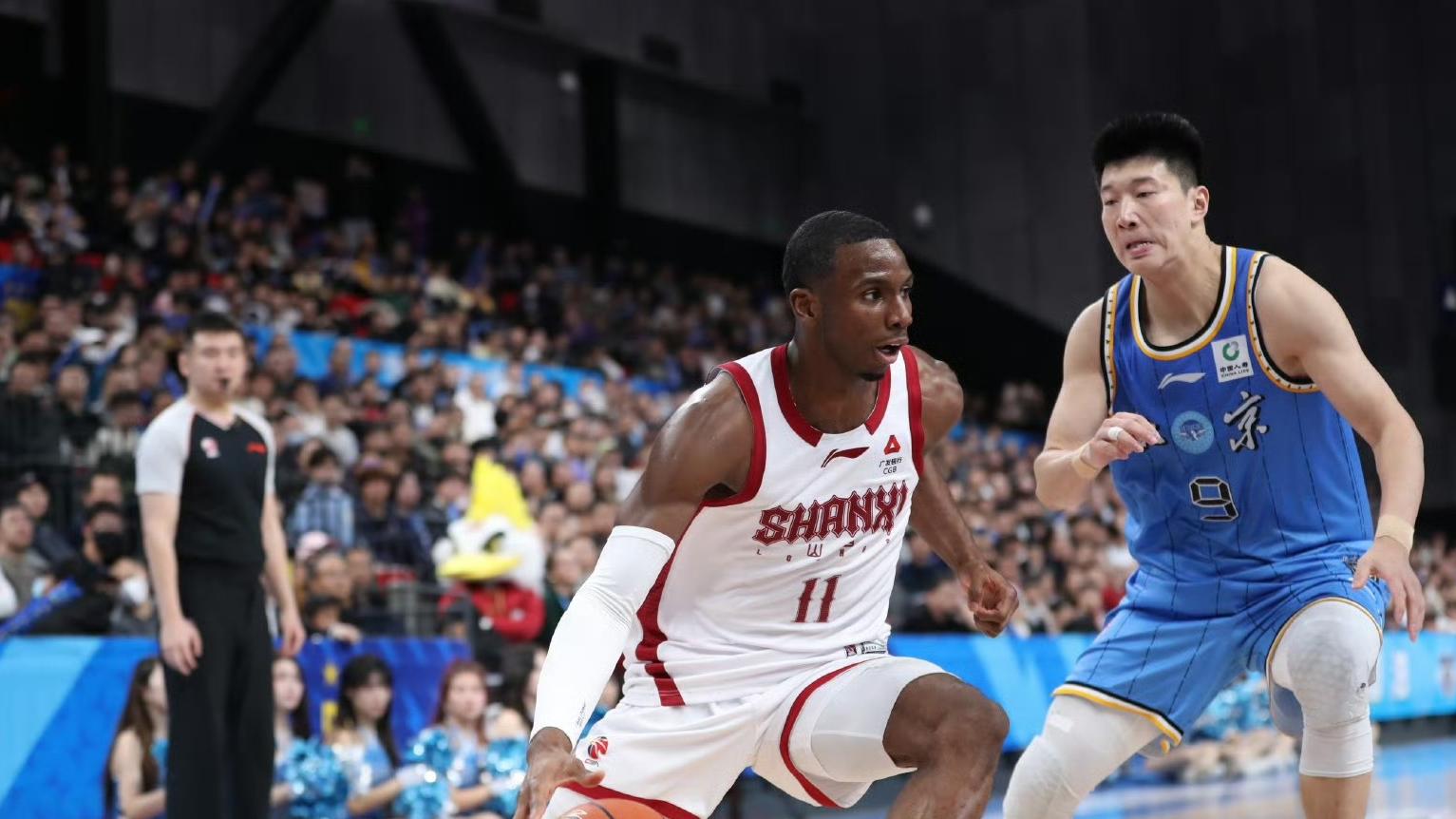 潘江赛后一动作引发网友点赞，尊重球迷的主帅，才能得到球迷力挺！