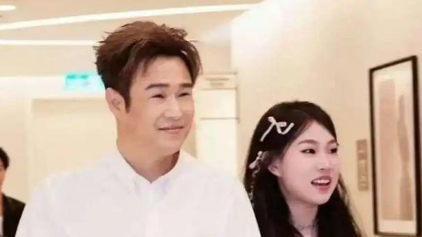 沈佳润跑调风波余热未散，转头就搭档小沈阳拿下国际可乐代言！网友：这资源咖位太硬了