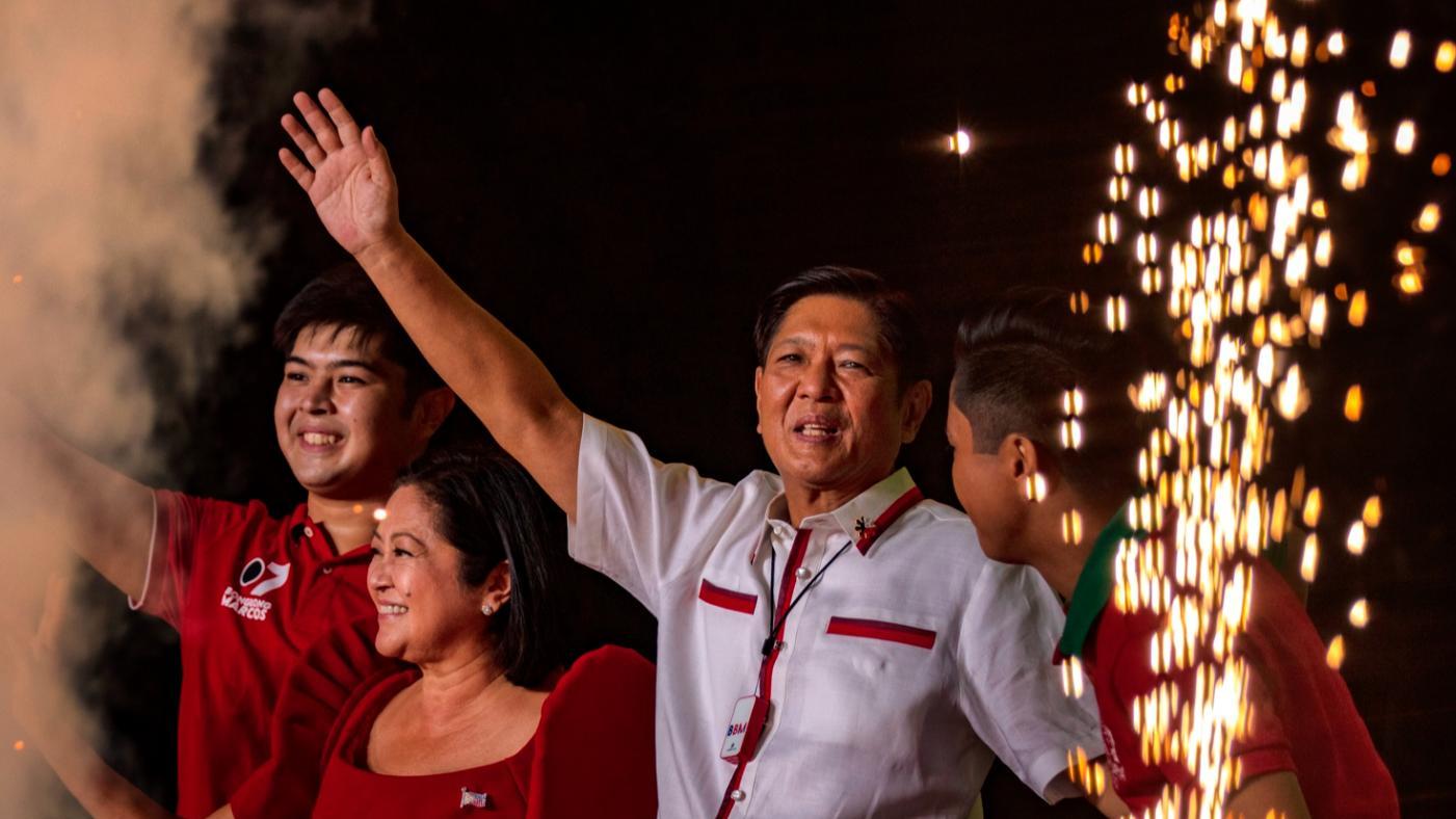 美国军事布局加速，菲律宾在南海投下不明物体