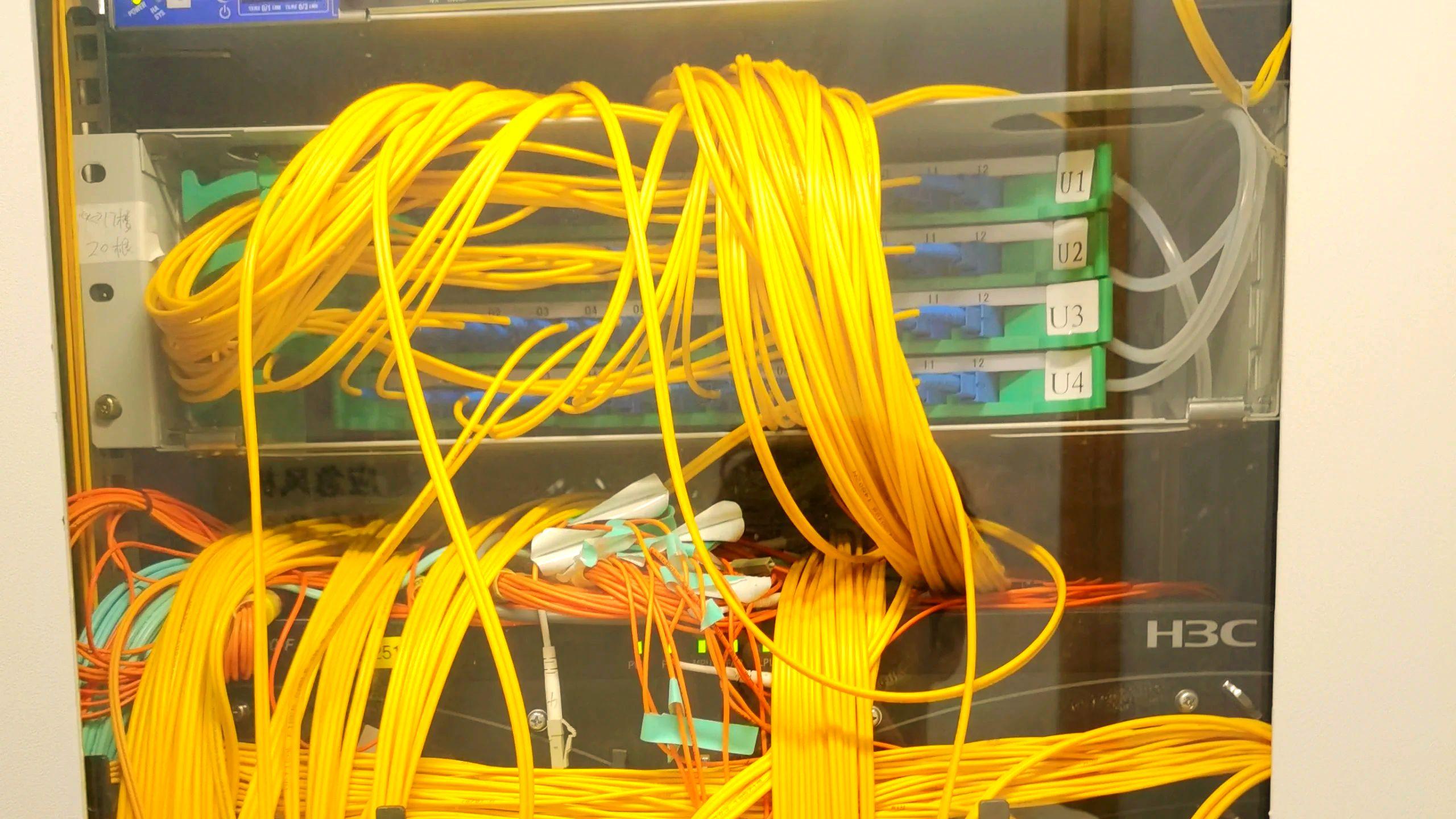 珠海机房布线乱散热差？俊逸智能一站式解决