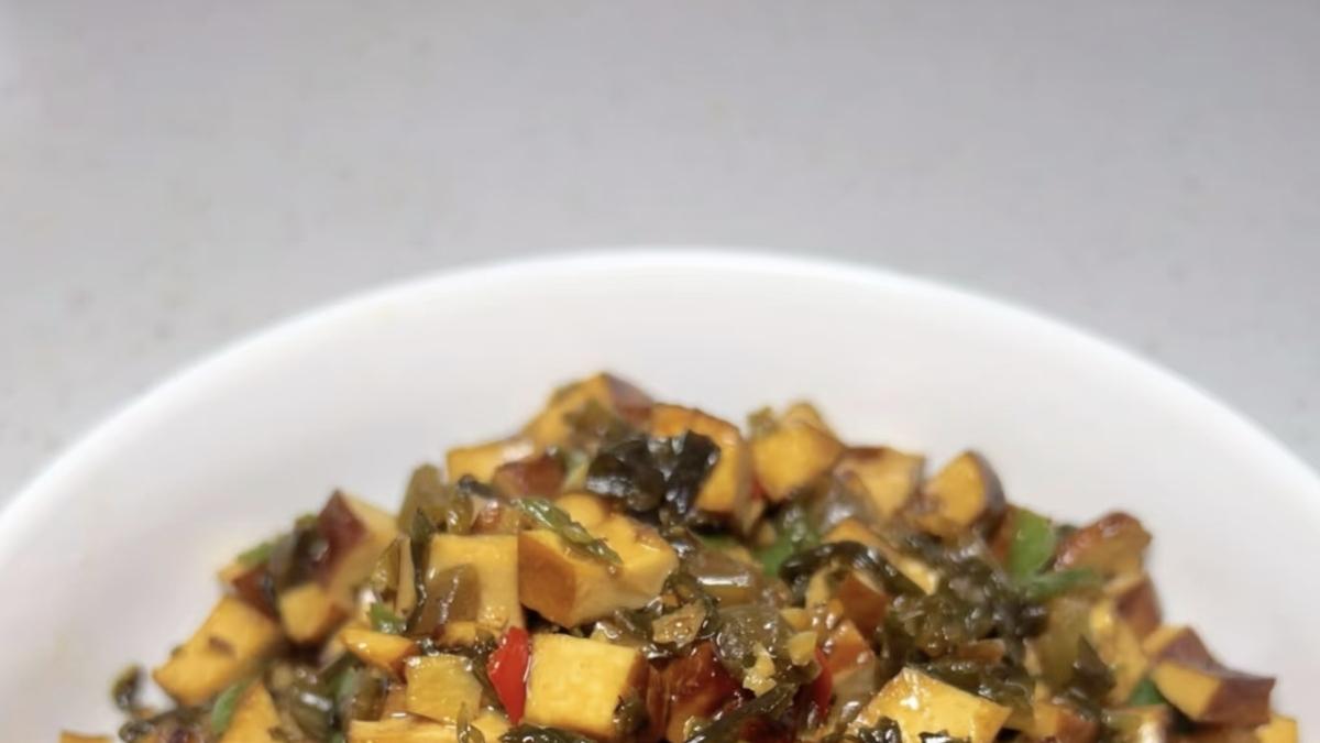人间烟火气，最抚凡人心：这盘豆干炒酸菜，是岁月里最酸爽的慰籍