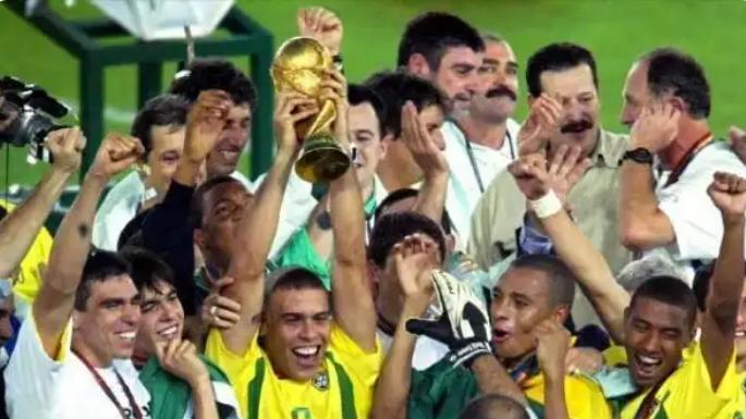 02世界杯巴西真正的核心是里瓦？此人越分析越强，球迷谣言不可信