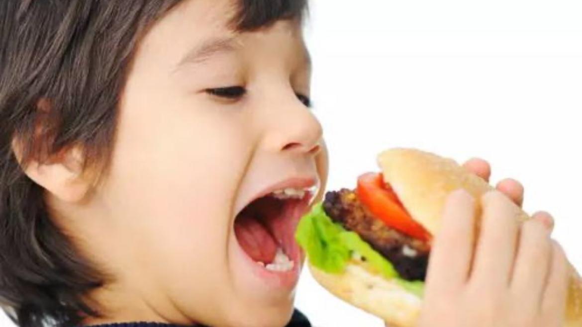 餐桌上的“小捣蛋”：玩食物是浪费还是  成长密码？