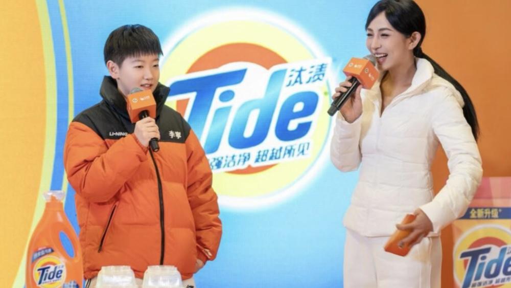 跨年晚会主持人告别单薄礼服：温暖与实用成新潮流