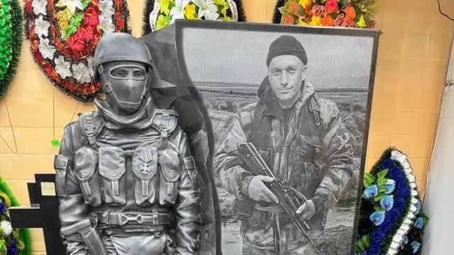 俄罗斯战士率队发起进攻，绕过防线不幸身负重伤勇敢牺牲！