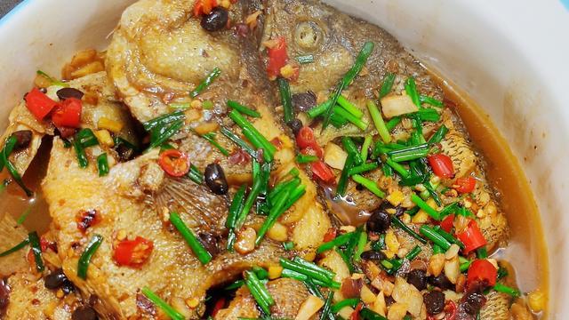 酱汁鲈鱼：一条鱼的“月光浴”，三分钟把鲜甜熬成琥珀睡衣