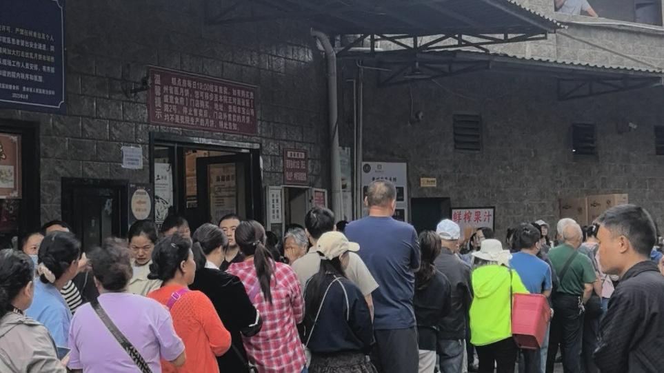 从职工福利到全网顶流: 贵州省医月饼, 凭什么逆袭成现象级网红?